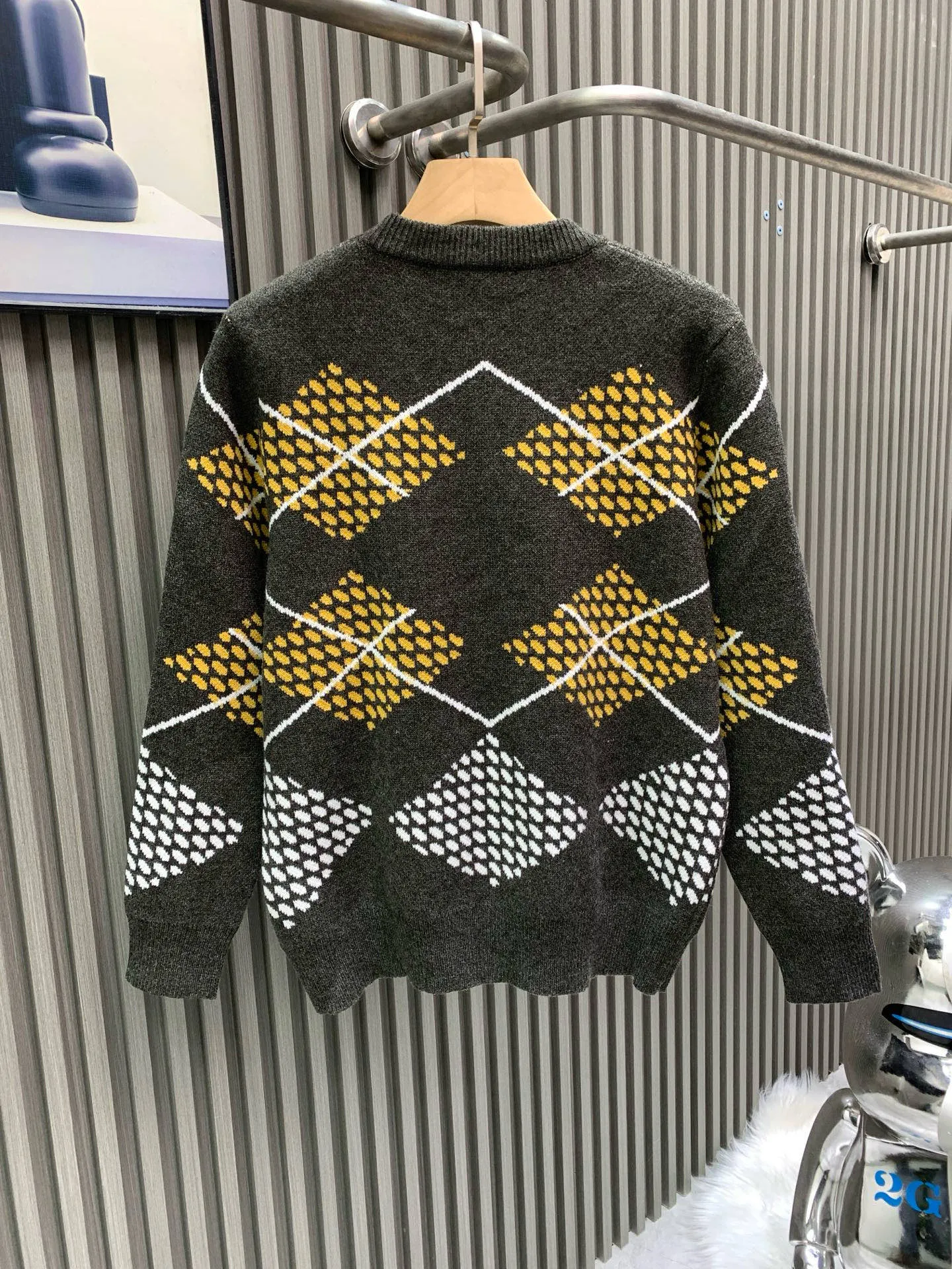 🅿️400 🀄️ Louis Vuitton 💥𝗟𝗩 | 𝟮5𝘀𝘀New ing This graphic jumper stands out with the collection’s Damier Argyle pattern Made from heavy yellow-gray knitted jacquard Fabric with a chic texture This heritage-inspired design reinterprets the iconic House Damier in a retro plaid pattern Marque on the chest 1.V*itton De💰*sée pattern This vibrant piece adds a bold accent to everyday looks Regular fit All-over Damier Argyle Jacquard Marque 1.Vu*tt*n De💰osée Center front Ribbed collar Cuffs and hem Unisex